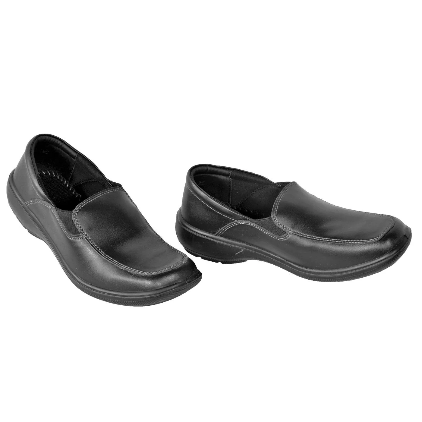 Baleta para dama en color negro con suela de PVC antideslizante, plantilla Macflex y costuras de alta resistencia.
