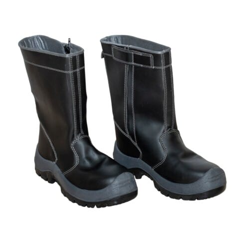 Bota de soldador color negro con suela antideslizante, puntera composite y cierre velcro, talla 35 a 46.