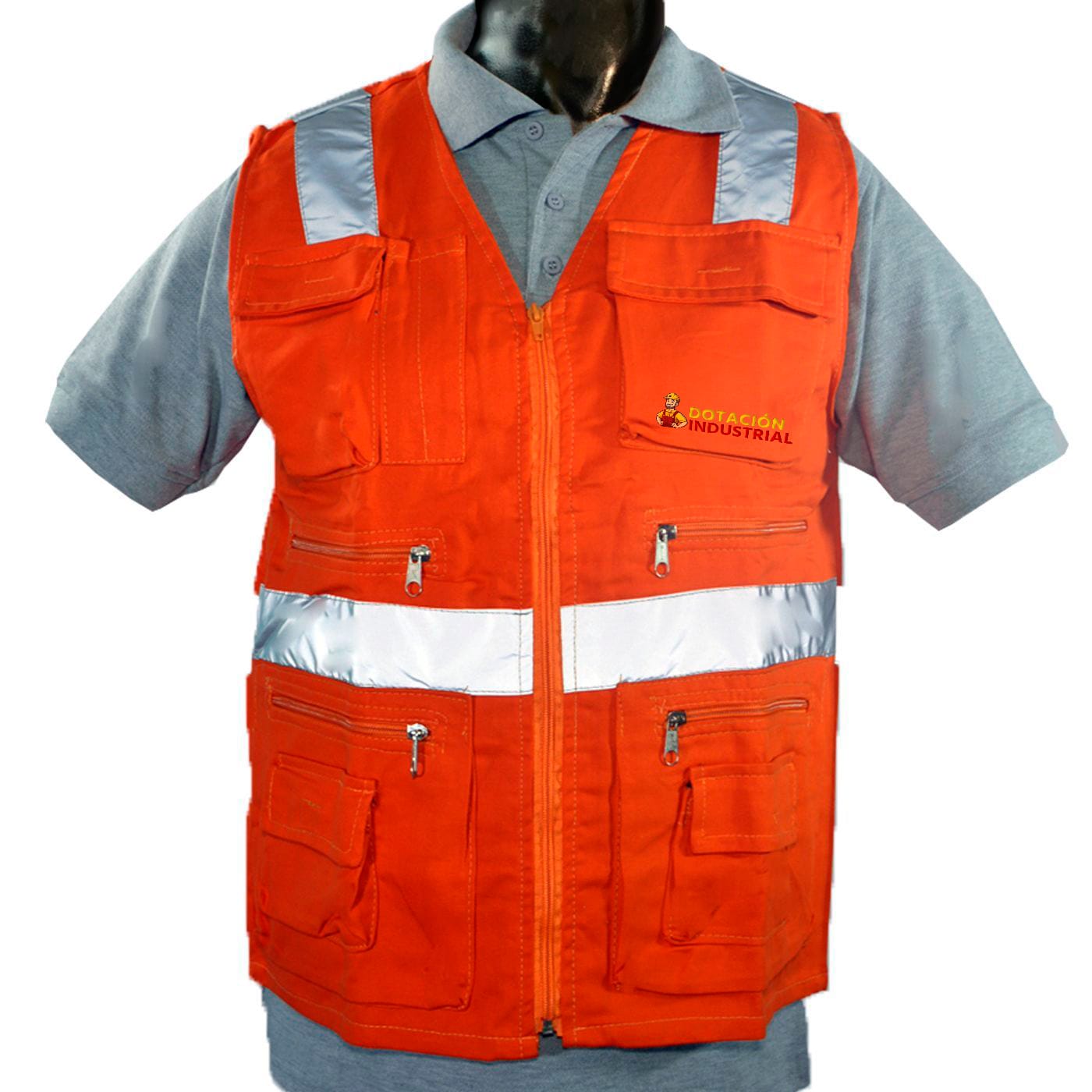 Chaleco en dril color naranja con 8 bolsillos y cinta reflectiva para alta visibilidad